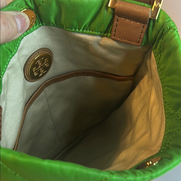 Tory Burch Green Quilted Crossbody Bag with Adjustable Strap - Picture 13 of 15